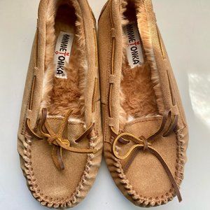 Minnetonka Moccasin Tan Suede Faux Fur Lined Cozy Slipper Shoe women size 7
